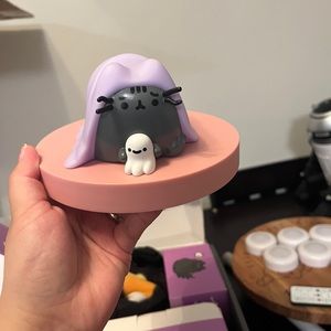 Pusheen figure